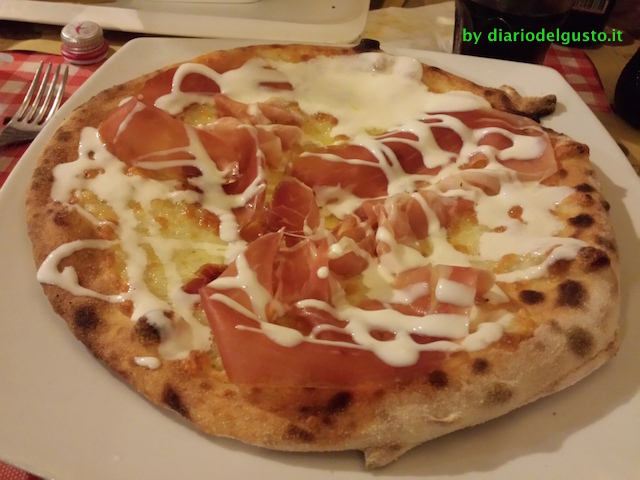 Foto Pizza mozzarella, prosciutto crudo e stracchino