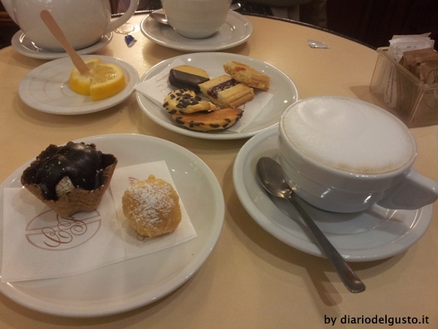 Foto Caffè Fleming Mignon, pasticcini da tè e cappuccino