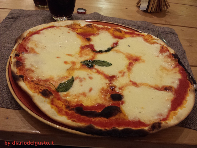 Foto Da Giggetto Margherita con mozzarella a fette
