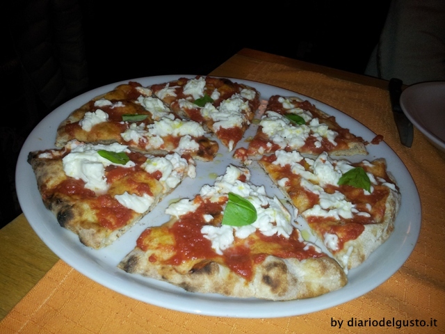 Foto La Fucina Pizza Margherita con bufala