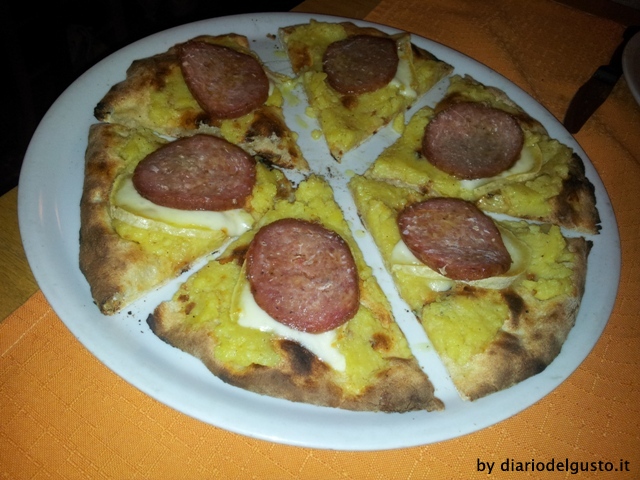 Foto La Fucina Pizza Ciauscolo, stracchinato di mucca bio e crema di patate