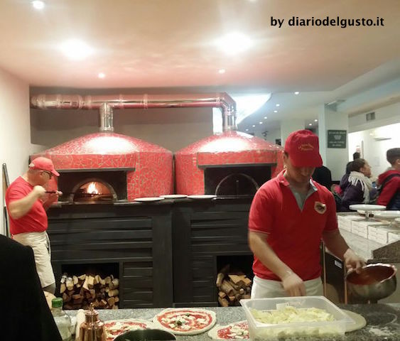 Foto La Vera Napoli 2 Preparazione pizze