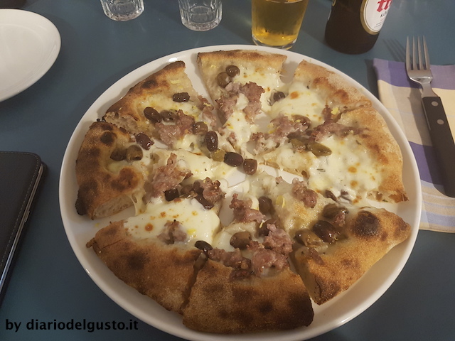 Foto Berberè Pizza con salsiccia di Mora Romagnola, olive taggiasche, rosmarino, limone e fiordilatte