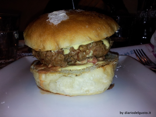 Foto Quarto Burger con salsa carbonara