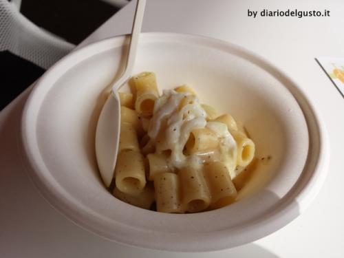 Gnocchetti di zita al Grana Padano con patate affumicate su sifonata di piselli e calamari marinati al lime